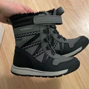 Barely used winter snow boots